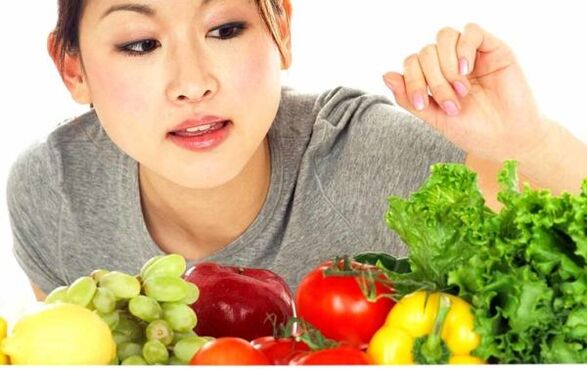Japonská dívka si vybírá produkty pro dietu