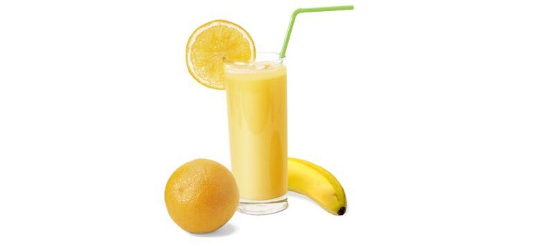 smoothie s banánem a pomerančem pro pitnou dietu