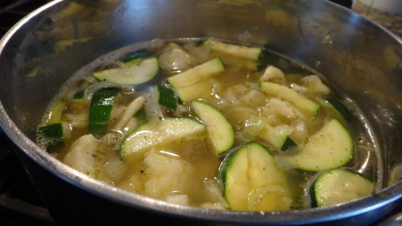 zeleninová polévka pro pitnou dietu